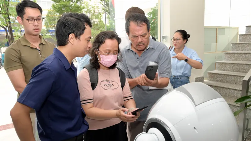 Người dân TPHCM được robot hướng dẫn làm thủ tục hành chính