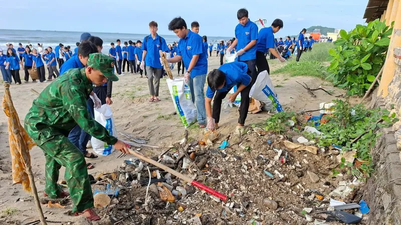 ĐVTN dọn, thu gom gần 3 tấn rác dọc bãi biển khu vực phường Tam Thắng. Ảnh: VÕ HÙNG