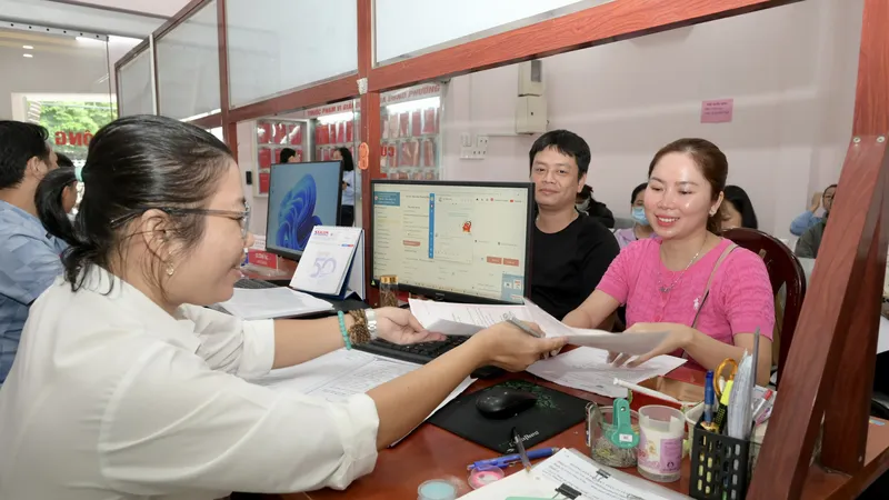 Cán bộ phường Bảy Hiền (TPHCM) trả kết quả giải quyết thủ tục hành chính cho người dân
