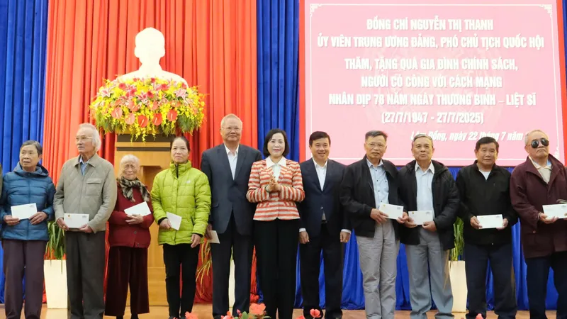 Phó Chủ tịch Quốc hội Nguyễn Thị Thanh thăm, tặng quà gia đình có công tại Lâm Đồng