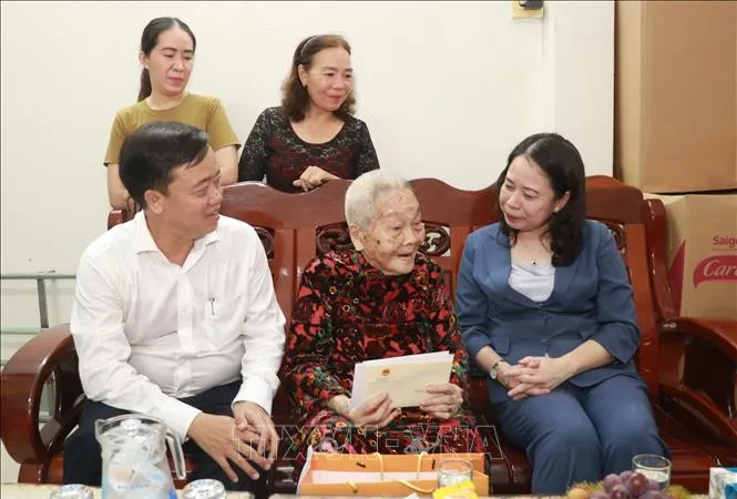 Phó Chủ tịch nước Võ Thị Ánh Xuân thăm Mẹ Việt Nam anh hùng Lê Thị Chi. Ảnh: TTXVN
