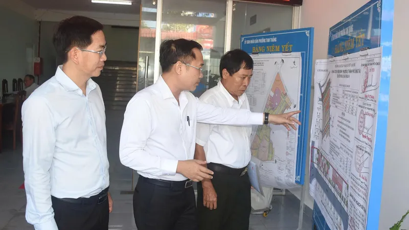 Lãnh đạo phường Tam Thắng giới thiệu các khu vực được miễn giấy phép xây dựng. Ảnh: QUANG VŨ