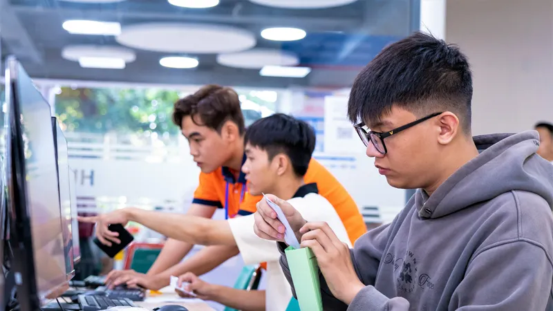 Cán bộ tuyển sinh Trường ĐH Công nghệ TPHCM hướng dẫn thí sinh nộp lệ phí xét tuyển trên Hệ thống tuyển sinh của Bộ GD-ĐT. Ảnh: THANH HÙNG