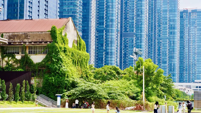 Một phần khu di tích của Xưởng Ba Son, tại số 2 đường Tôn Đức Thắng, phường Sài Gòn, TPHCM, nơi người dân và du khách thường đến tham quan, chụp ảnh. Ảnh: HOÀNG HÙNG 