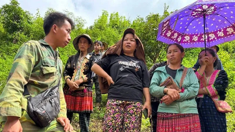 Trưởng bản Mùa A Thi (bìa trái) trao đổi với bà con thoát nạn lũ quét
