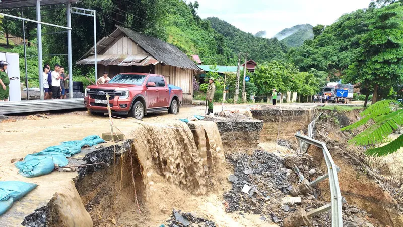 Nghệ An: Quốc lộ 16 tiếp tục bị sạt lở
