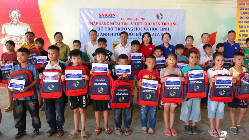Báo Sài Gòn Giải Phóng thắp sáng niềm tin cho học sinh vùng lũ Nghệ An