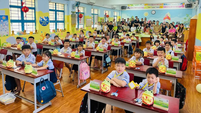 TPHCM: Học sinh lớp 1, 9 và 12 nô nức tựu trường 