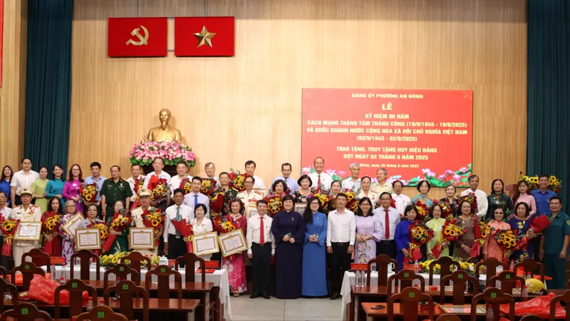 Phường An Đông (TPHCM) trao Huy hiệu Đảng đến 47 đảng viên 