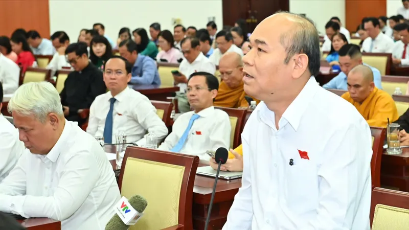 Kỳ họp thứ 3, HĐND TPHCM khoá X: Nhiều ý kiến về chính sách hỗ trợ cán bộ và ủy quyền cho công chức cấp xã 