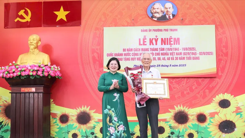 23 đảng viên phường Phú Thạnh nhận Huy hiệu Đảng đợt 2-9