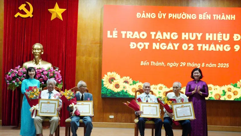 Phường Bến Thành (TPHCM) tri ân và trao Huy hiệu Đảng đến các đảng viên cao tuổi Đảng