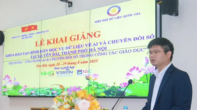 Thiếu tá Đào Đức Triệu, Giám đốc Trung tâm Sáng tạo, khai thác dữ liệu, Trung tâm Dữ liệu quốc gia, Tổng Thư ký Hiệp hội Dữ liệu quốc gia" phát biểu tại lễ khai giảng