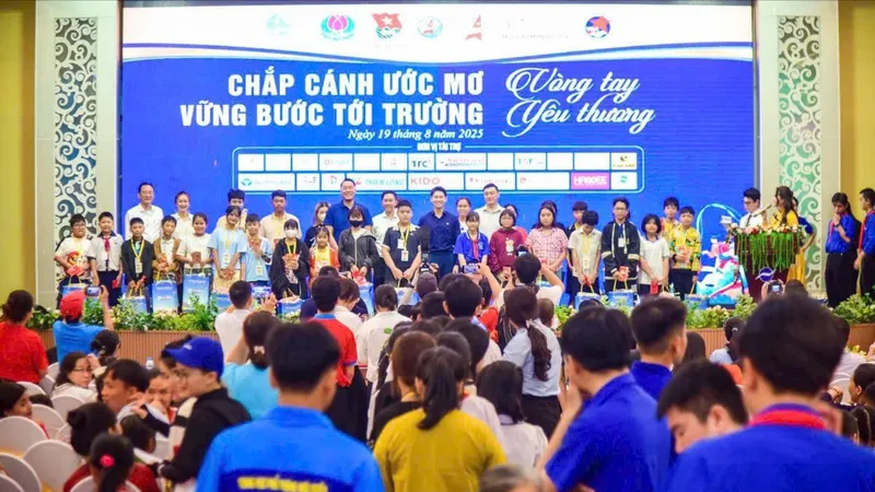 Hàng ngàn phần quà tặng đến trẻ em và bệnh nhi ung thư