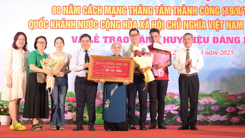 Phường Nhiêu Lộc (TPHCM) có 62 đảng viên nhận Huy hiệu Đảng