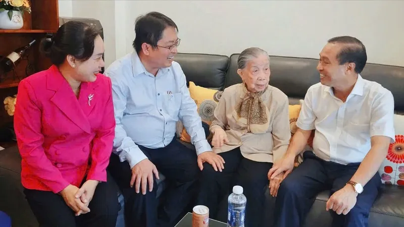 Lãnh đạo TPHCM thăm Mẹ Việt Nam Anh hùng, cán bộ lão thành cách mạng 
