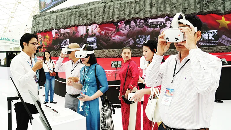 Ứng dụng công nghệ trong trưng bày tại gian hàng TPHCM thu hút khách tham quan. Ảnh: THU HÀ