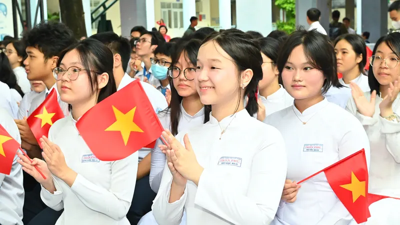 Học sinh Trường THPT Trần Phú, phường Phú Thọ Hoà, TPHCM háo hức chào năm học mới. Ảnh: VIỆT DŨNG