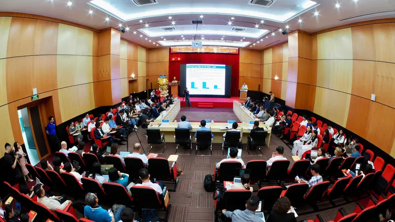 Ban Tổ chức cùng các đại biểu dự hội thảo sáng 9-9. Ảnh: HOÀNG HÙNG
