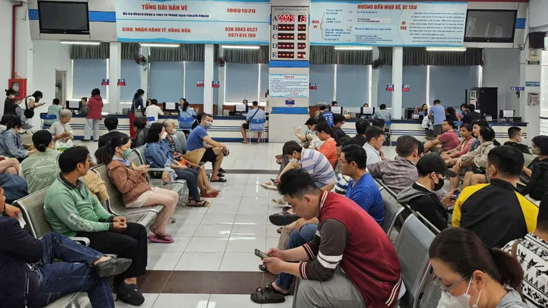 Người dân chờ mua vé tàu dịp Tết Ất tỵ 2025