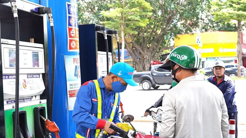 Bán thử nghiệm xăng E10 tại Hà Nội. Ảnh: PHÚC HẬU