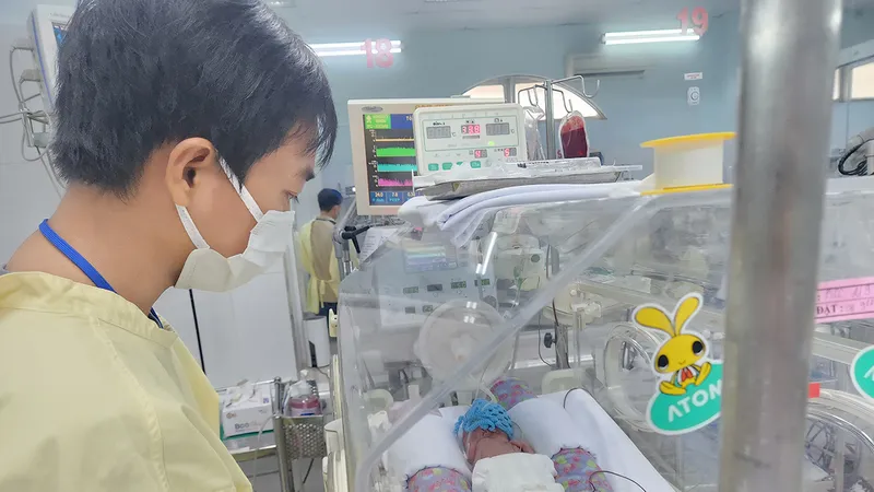 Anh Nguyễn Văn Miến vào thăm con - bé sơ sinh bị thủng dạ dày, được chuyển sang Bệnh viện Nhi đồng 2 phẫu thuật và điều trị hồi sức