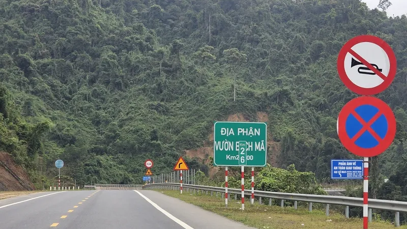 Biện pháp trước mắt là cắm biển cấm còi hơi khi ô tô đi qua VQG Bạch Mã. Ảnh: MINH PHONG