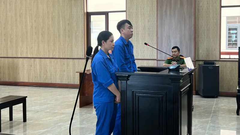 Bị cáo Lê Công Giang và Trần Thị Thúy Kiều tại phiên toà. Ảnh: TRÚC GIANG