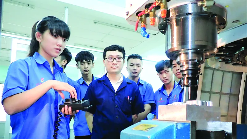 Thầy và trò Trường Cao đẳng Kỹ thuật Lý Tự Trọng (TPHCM) trong giờ thực hành trên máy CNC 