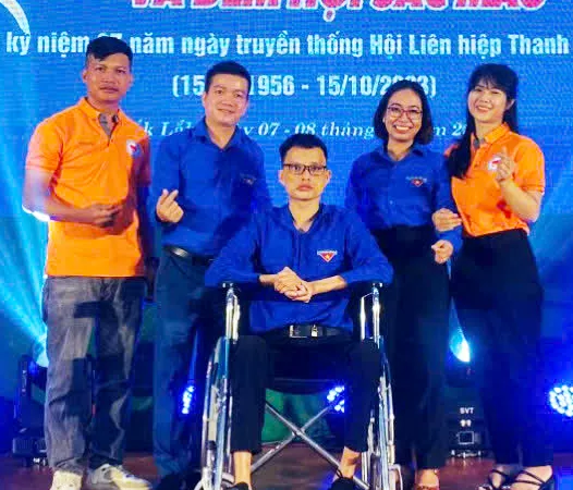 Nguyễn Tài Nam đạt được nhiều thành tích trong công tác thiện nguyện và được Tỉnh đoàn Đắk Lắk tặng bằng khen. Ảnh: NVCC