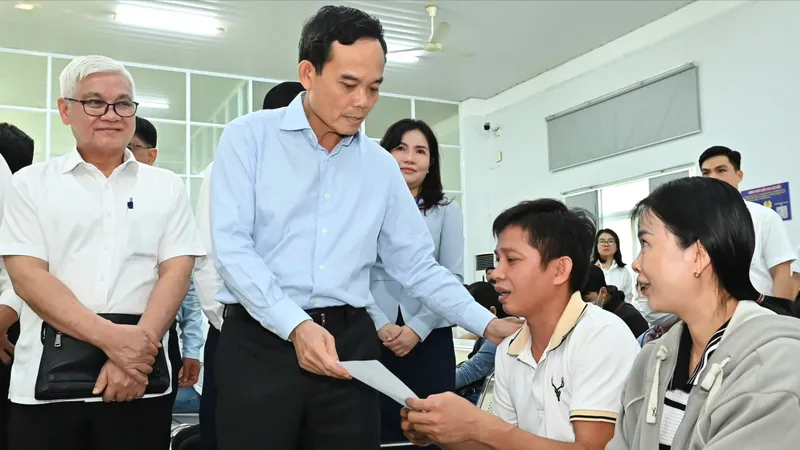 Bí thư Thành ủy TPHCM Trần Lưu Quang khảo sát Trung tâm hành chính công phường đông dân nhất thành phố