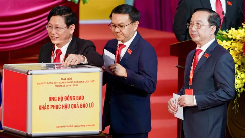 Đại biểu dự Đại hội Đảng bộ TPHCM lần thứ I ủng hộ đồng bào khắc phục hậu quả bão lũ