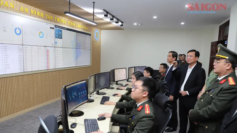 Chủ tịch UBND tỉnh Lâm Đồng Hồ Văn Mười khảo sát tại Trung tâm SOC