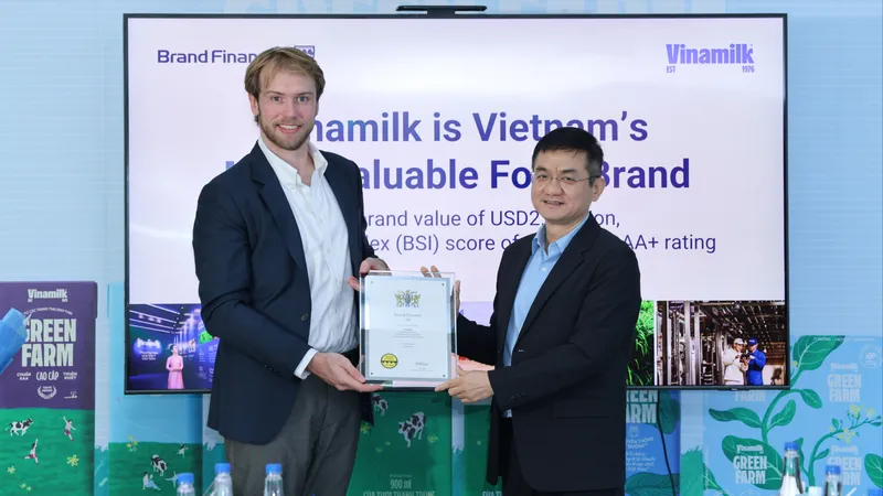 Ông Nguyễn Quang Trí, Giám đốc điều hành Marketing Vinamilk, nhận chứng nhận Top 100 thương hiệu giá trị nhất Việt Nam từ đại diện Brand Finance. Ảnh: NGUYỄN HOÀNG