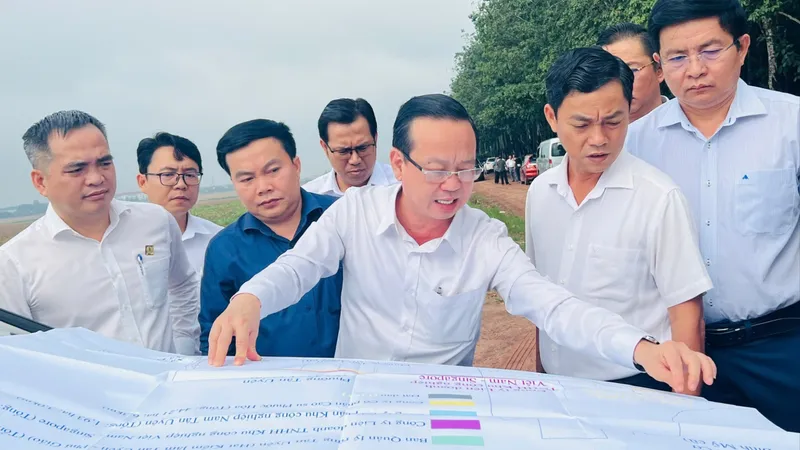 Phó Chủ tịch UBND TPHCM Bùi Minh Thạnh đã đi kiểm tra, khảo sát công tác thu hồi đất để thực hiện giải phóng mặt bằng Dự án đường Vành đai 4 TPHCM, đoạn qua địa bàn phường Bình Cơ.