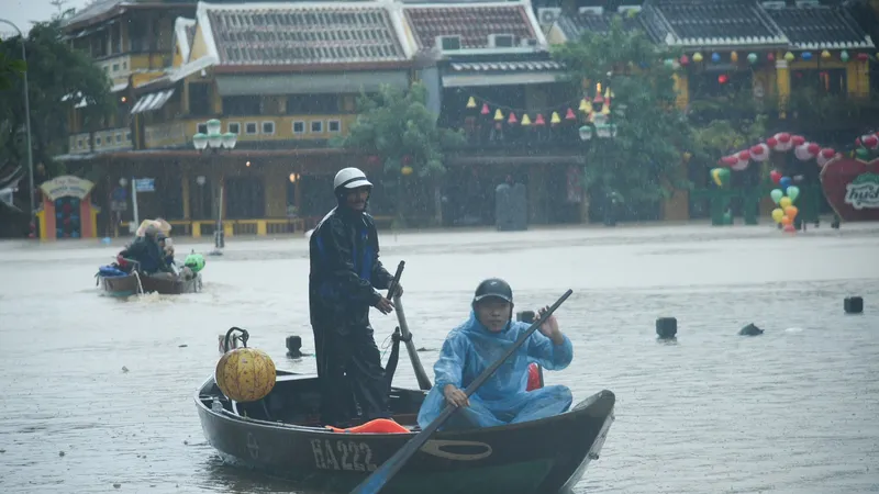 Phố cổ Hội An ngập trong nước