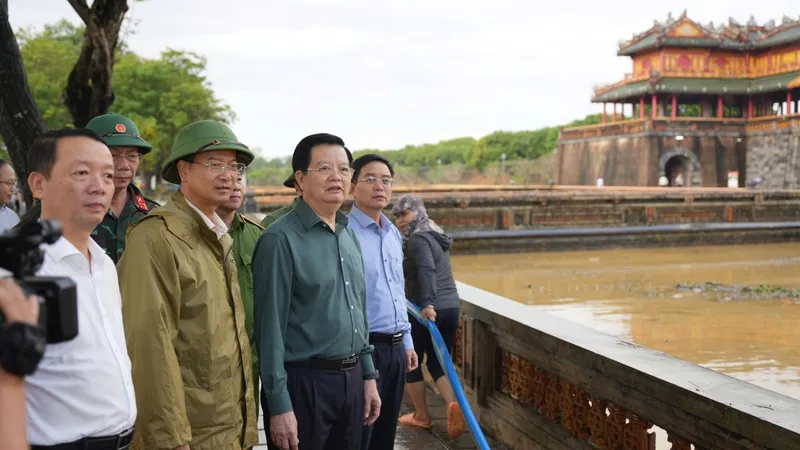 Phó Thủ tướng Chính phủ Mai Văn Chính kiểm tra công tác khắc phục mưa lũ ở Đại Nội Huế