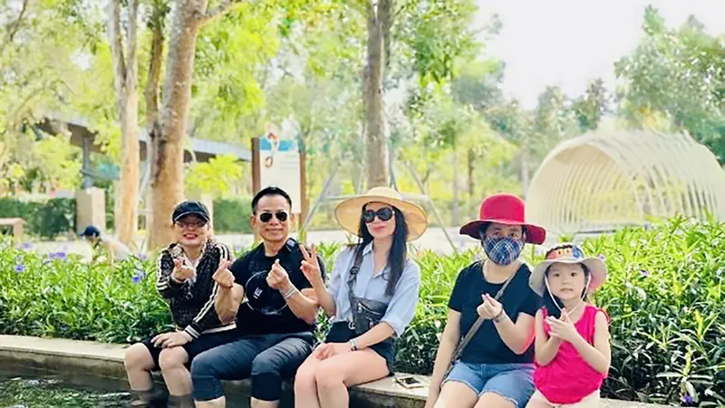 Du khách trải nghiệm dịch vụ ngâm chân phục hồi sức khỏe tại Minera Hot Springs Bình Châu (xã Bình Châu, TPHCM)