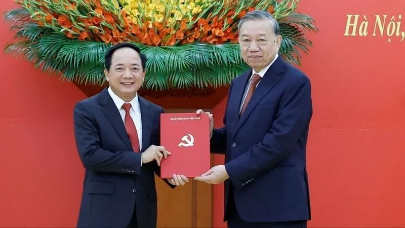 Tổng Bí thư Tô Lâm trao Quyết định của Bộ Chính trị cho đồng chí Trịnh Văn Quyết. Ảnh: TTXVN