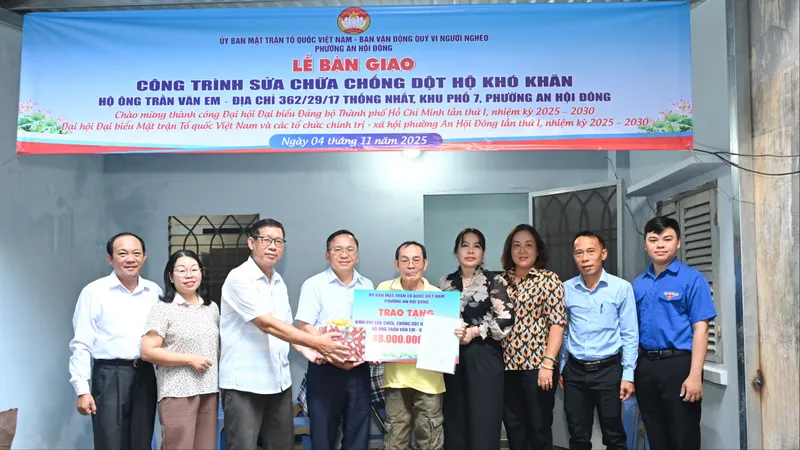 Đại diện cấp ủy, chính quyền địa phương tham quan ngôi nhà mới của hộ gia đình ông Trần Văn Em