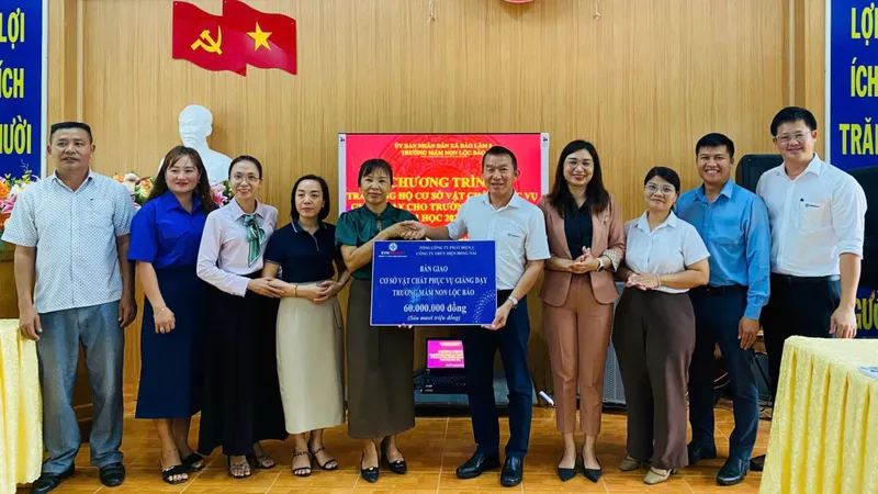 Tặng thiết bị giảng dạy, nhà tình thương