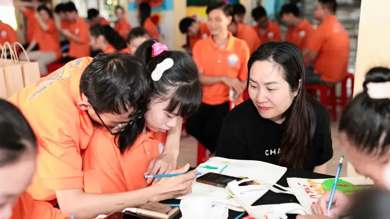 Mang quà tặng và niềm vui đến với trẻ mồ côi, người khuyết tật tại TPHCM