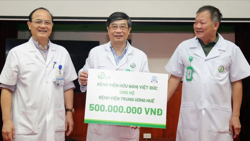 Bệnh viện Hữu nghị Việt Đức ủng hộ đồng bào, đồng nghiệp miền Trung
