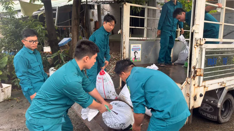Triều cường cao hơn dự báo, phường Bình Qưới "cầu cứu" lực lượng hỗ trợ đắp bờ bao