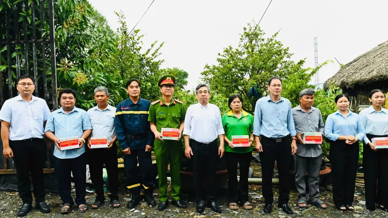 Lãnh đạo TPHCM thăm hỏi, động viên nông dân làng mai Bình Lợi