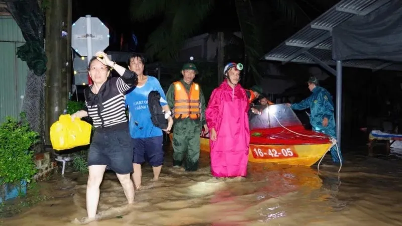  Bão số 13 vào đất liền, tàn phá miền Trung