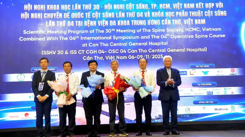 Bác sĩ đầu ngành ở Nhật Bản, Ấn Độ tham gia hội nghị chuyên đề quốc tế cột sống tại ĐBSCL