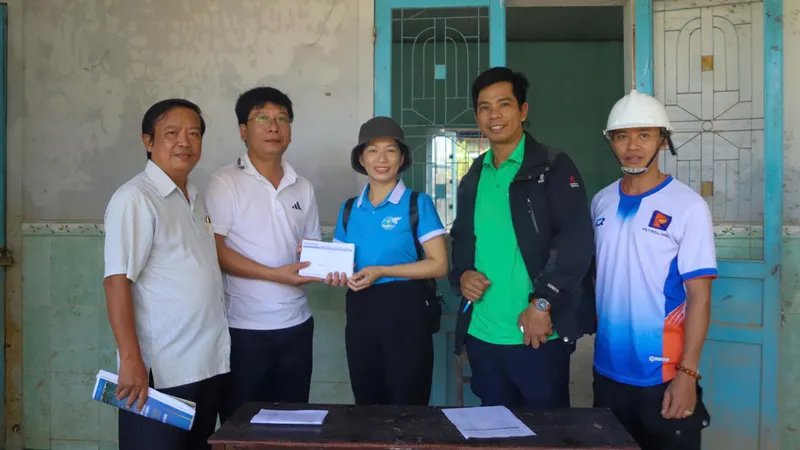 Trao quà Báo SGGP hỗ trợ vợ chồng Trương Văn Khanh (trú 17/95 kiệt 7 đường Ưng Bình, phường Vỹ Dạ) bị thiệt hại nặng nề vì mưa lũ