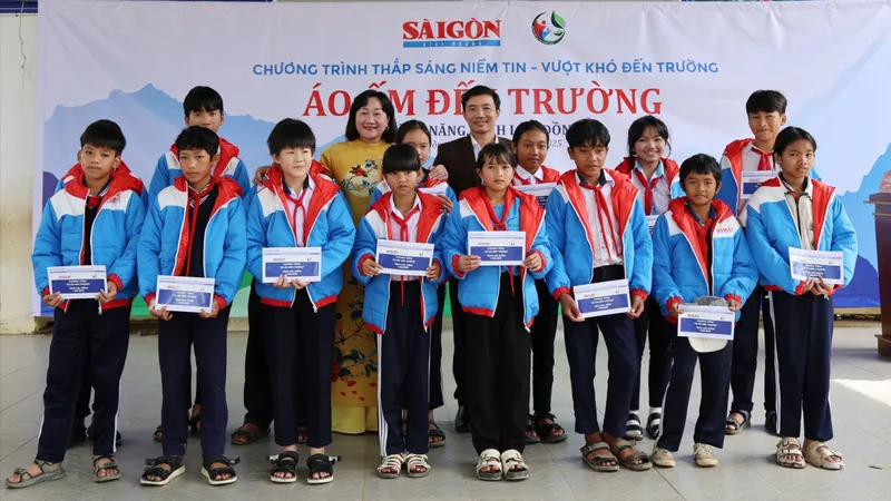 Báo Sài Gòn Giải Phóng trao học bổng, áo ấm cho học sinh tỉnh Lâm Đồng