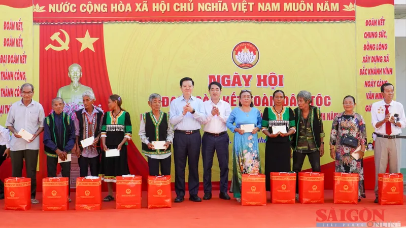 Phó Thủ tướng Mai Văn Chính dự Ngày hội Đại đoàn kết tại Khánh Hòa